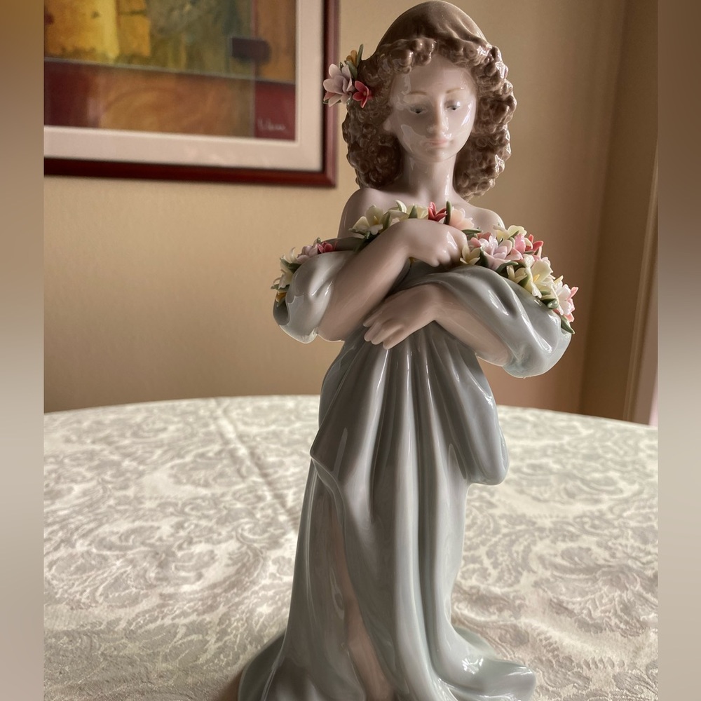 RETIRED 2007 PETALS OF LOVE LLADRO PORCELAIN FIGURINE - Item# 01006346